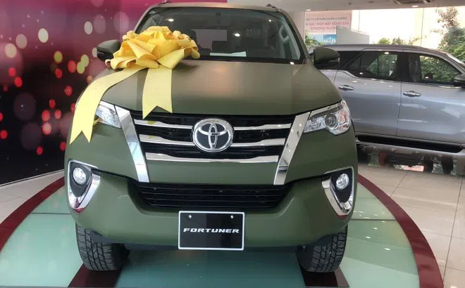 Toyota Fortuner phiên bản Limited - màu xanh ngọc lục với giá lăn bánh 1,1 tỷ đồng
